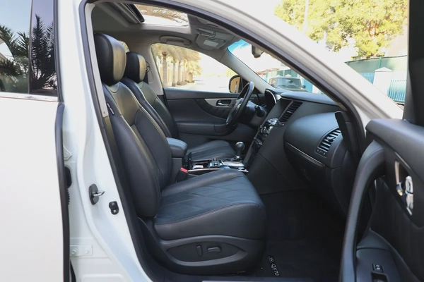 INFINITI QX70 LUXURY 3.7L V6 - GCC SPECS - ORIGINAL PAINT - UNDER WARRANTY - ACCIDENT FREE -