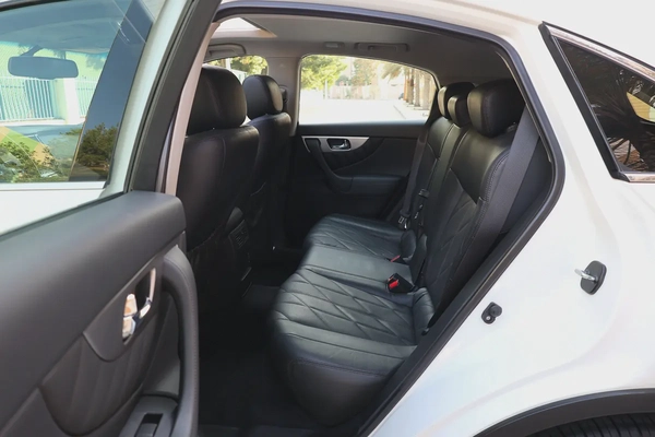 INFINITI QX70 LUXURY 3.7L V6 - GCC SPECS - ORIGINAL PAINT - UNDER WARRANTY - ACCIDENT FREE -