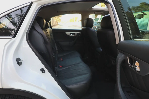 INFINITI QX70 LUXURY 3.7L V6 - GCC SPECS - ORIGINAL PAINT - UNDER WARRANTY - ACCIDENT FREE -