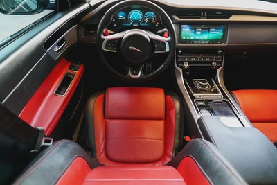 Jaguar XF 2020-13