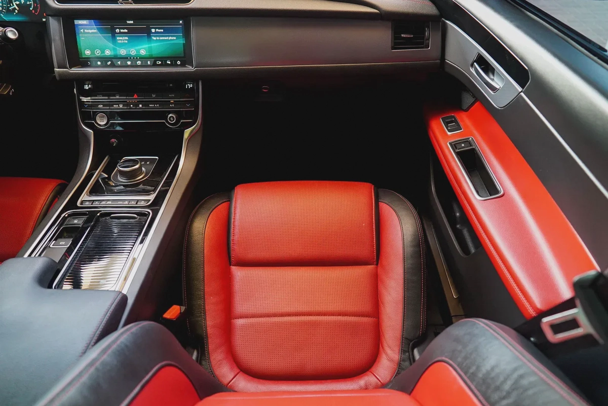 Jaguar XF 2020-12-12