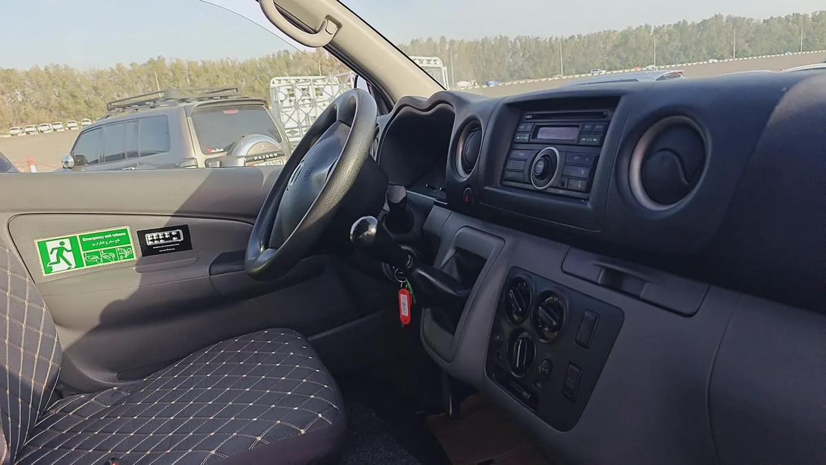 Nissan Urvan NV350 2019 - GCC Specs - Reliable and Spacious-17-17