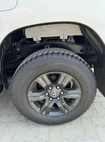 Toyota Hilux GLX Toyota Hilux 2.7L Petrol AT Full Option Without Bush Start MY2025-17