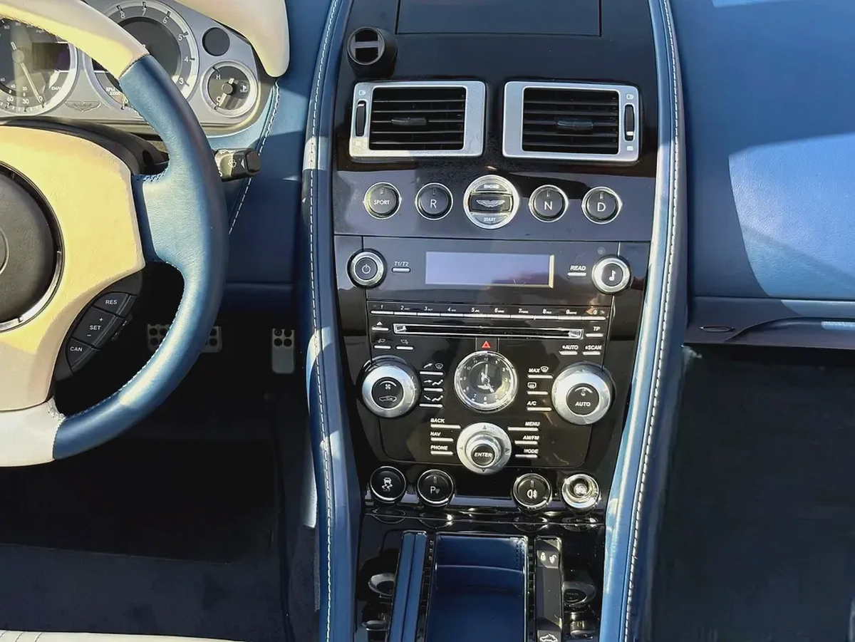 ASTON MARTIN VANTAGE S Cabriolet | 4.7L V8 | 2014 | GCC SPECS