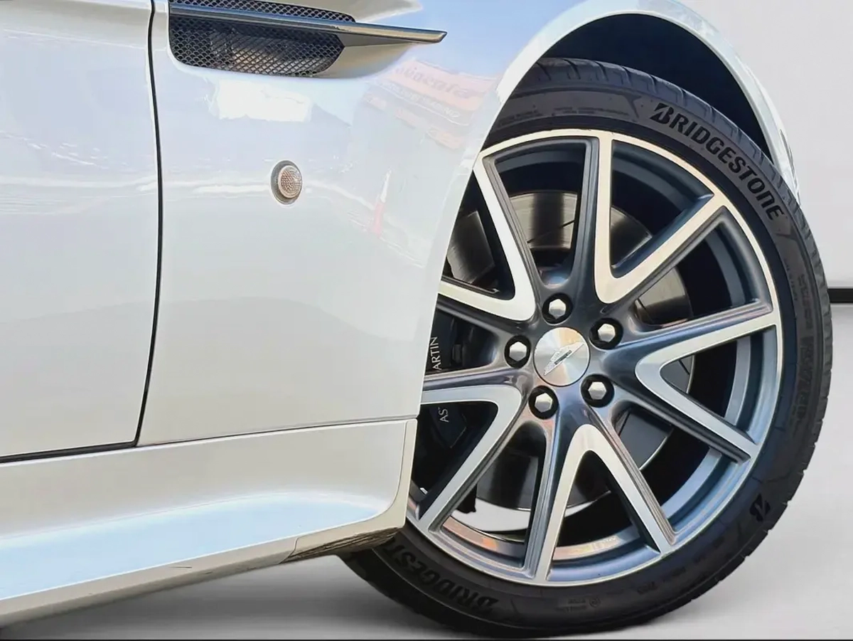 ASTON MARTIN VANTAGE S Cabriolet | 4.7L V8 | 2014 | GCC SPECS
