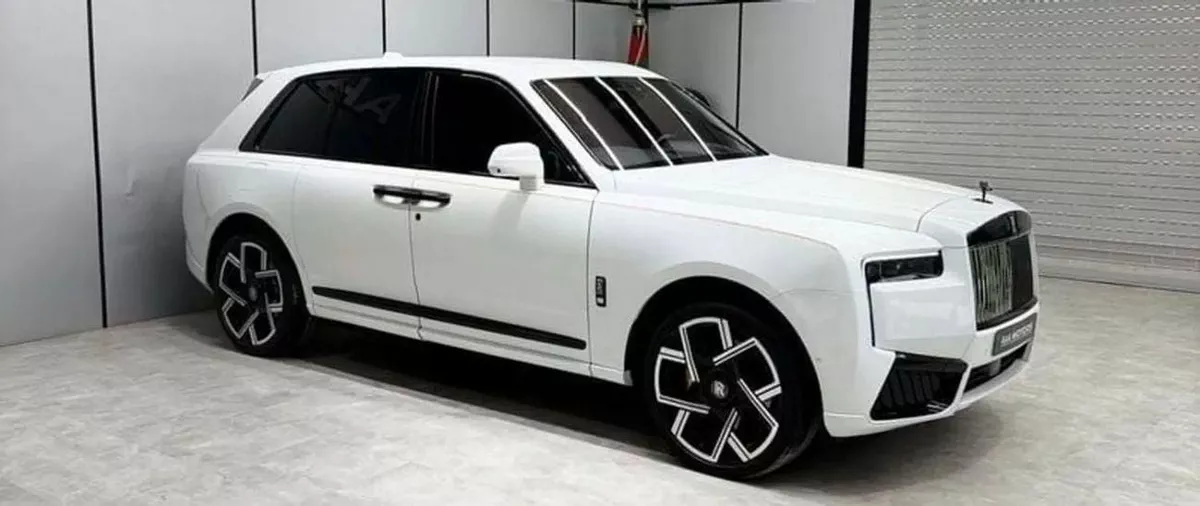 Rolls Royce Cullinan Silver Badge 2022 Silver Badge with 2026 Facelift GCC specs-2-0