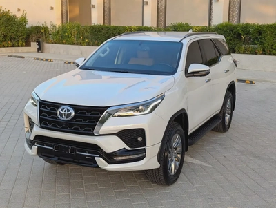 Toyota Fortuner 2025 VXR V6 4.0L Original Paint Accident Free Almost New GCC Specs-1