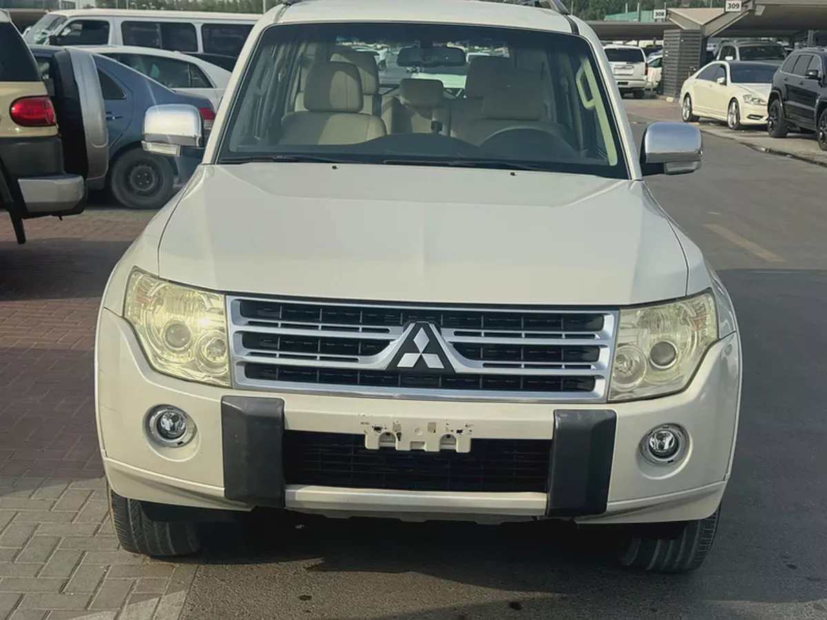 Mitsubshi pajero 2010 white color GCC Calen car-6-6