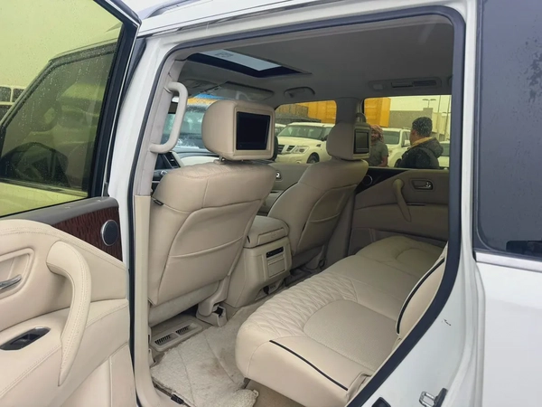 Nissan patrol 2013 fullopshin white color GCC calen car