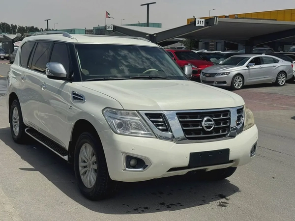 Nissan patrol 2013 fullopshin white color GCC calen car