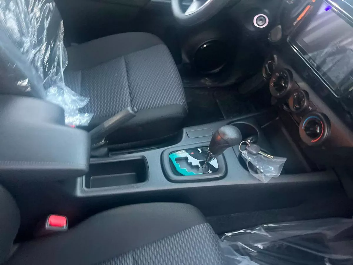 Toyota Hilux TOYOTA HILUX DOUBLE CABIN || 2.4L DIESEL 4×4 | WHITE 2026-10-0