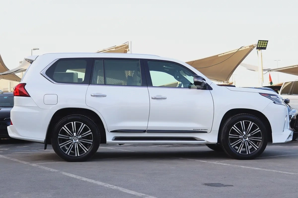 Lexus LX 570 Sport 2017 | GCC Specs | Pristine Condition