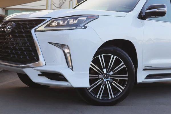 Lexus LX 570 Sport 2017 | GCC Specs | Pristine Condition