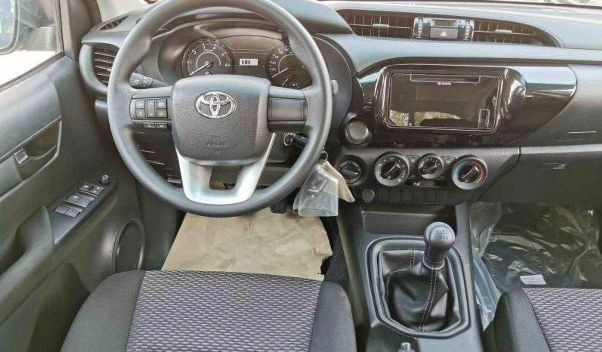 Toyota Hilux Toyota Hilux Mid option  2.4L Diesel MT MY2025-10-0