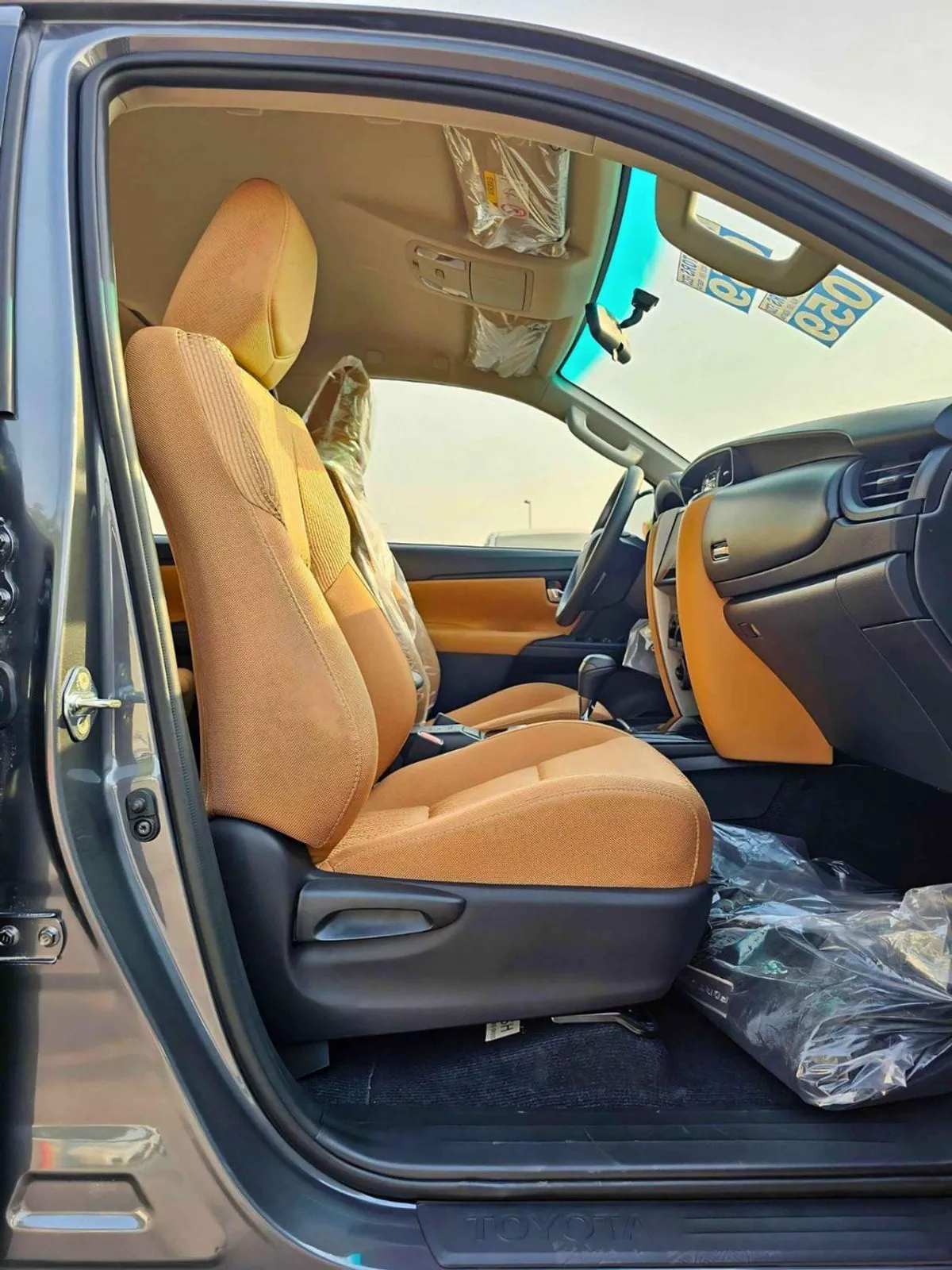 Toyota Fortuner EXR FORTUNER || 2.4L DIESEL V4 4WD / FR&RR PARKING SENSEOR / MANUAL AC (CODE # FDMC)-10-0