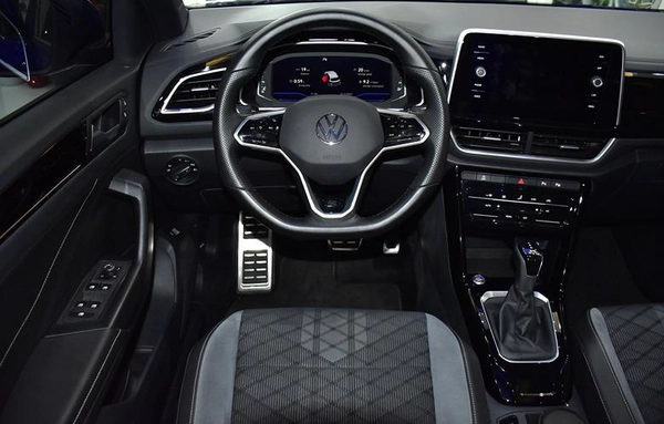 Volkswagen T-ROC R-Line ( 2023 Model ) in Blue Color GCC Specs
