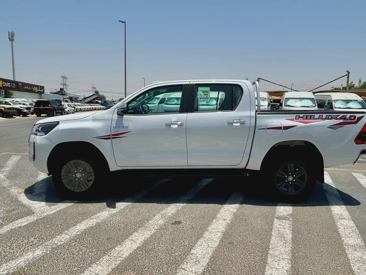 Toyota Hilux SR5 2026 - GCC Specs - Brand New!-2-2