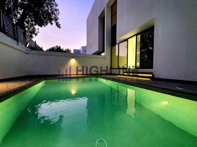 Exclusive 4-Bedroom Luxury Villa Near the Beach-16