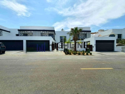 Exclusive 4-Bedroom Luxury Villa Near the Beach-0