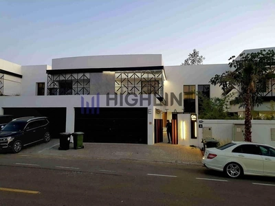 Exclusive 4-Bedroom Luxury Villa Near the Beach-28