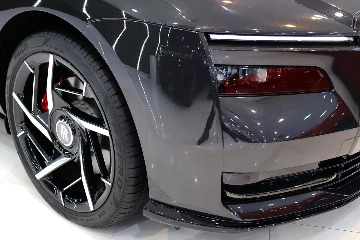 Rolls-Royce Spectre Black Badge-7-7