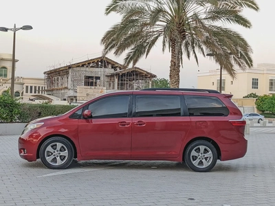 Toyota Sienna 2015 Mid Option With Navigation In Perfect Condition 7 Seater Flawless Family Van-15