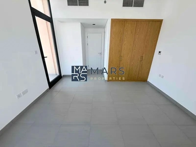 Poolside Luxury: 2BR Apartment with Scenic Views-4