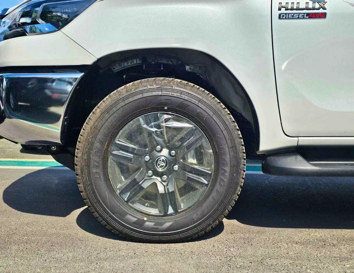 Toyota Hilux SR5 TOYOTA HILUX SR5 DOUBLE CABIN || 2.4L DIESEL V4 A/T 4WD | DIFF LOCK | BSM (CODE # HDFAA) WHITE 2026-12-0
