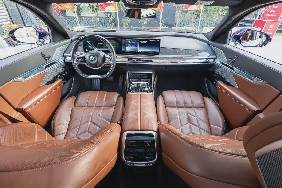 BMW 7 Series 740 2023-7-7