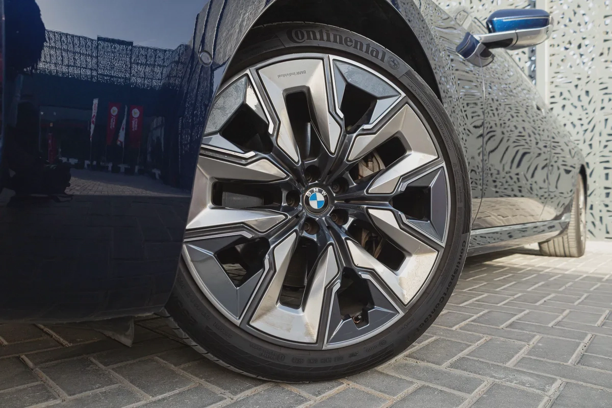 BMW 7 Series 740 2023-18-18
