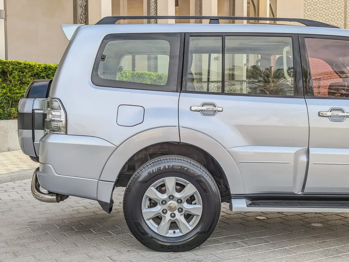 MITSUBISHI PAJERO 2015 GLS TOP FULL OPTION GCC IN EXCELLENT CONDITION-8-8