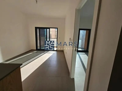 Spacious Layout | Ready to Move In | Prime Location-7