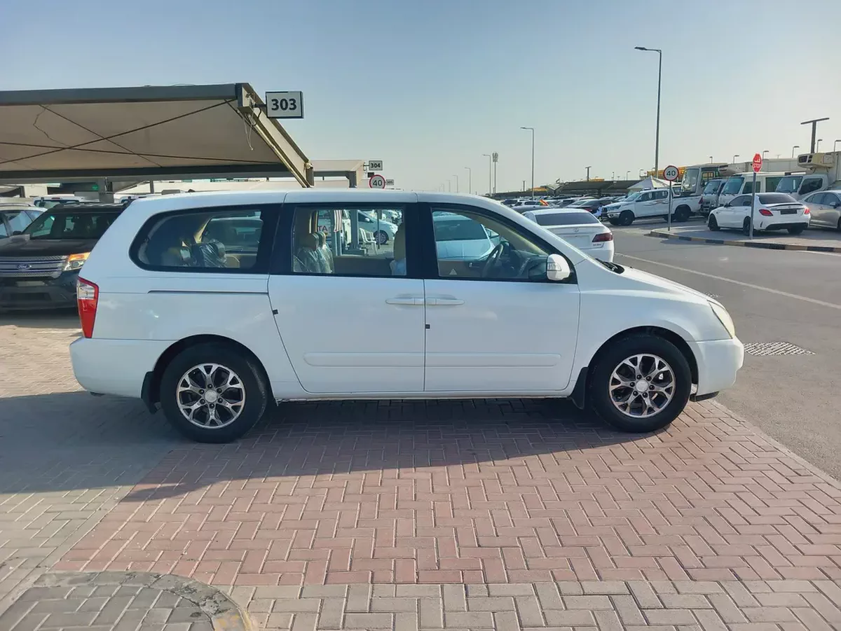 Kia Carnival 2015 Model gcc perfect Condition full option Free accident Smoothly Drive Ready for Reg-6-6