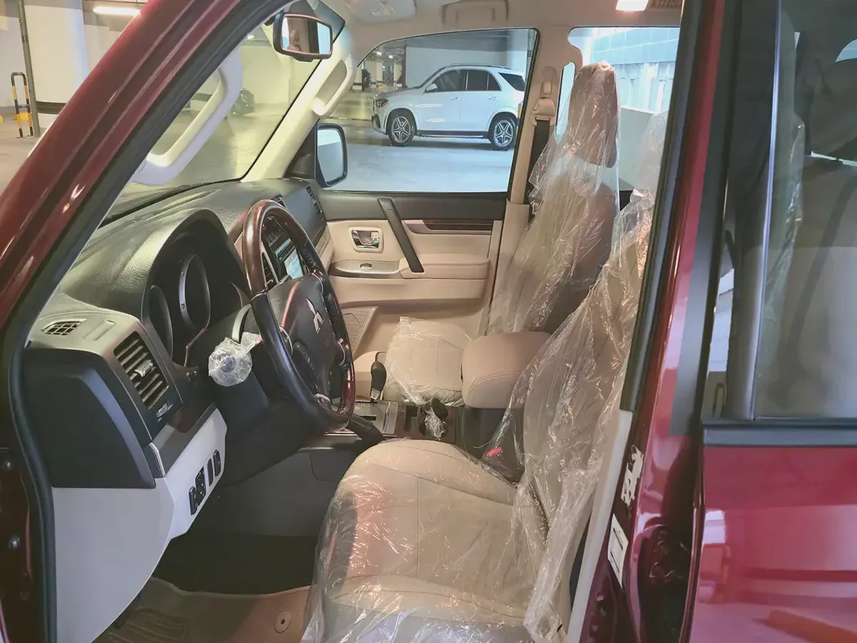 Mitsubishi Pajero GLS V6 3.8 5 Door 2016 Model GCC Specs With Partial Service History-8-8