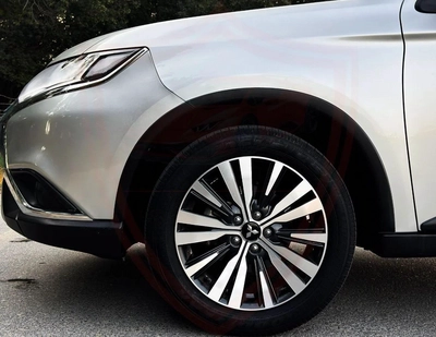 Mitsubishi Outlander GLS FABRIC GLX 3.0L Mitsubishi Outlander | 3.0 L | 2023 | GCC | Accident-Free-7