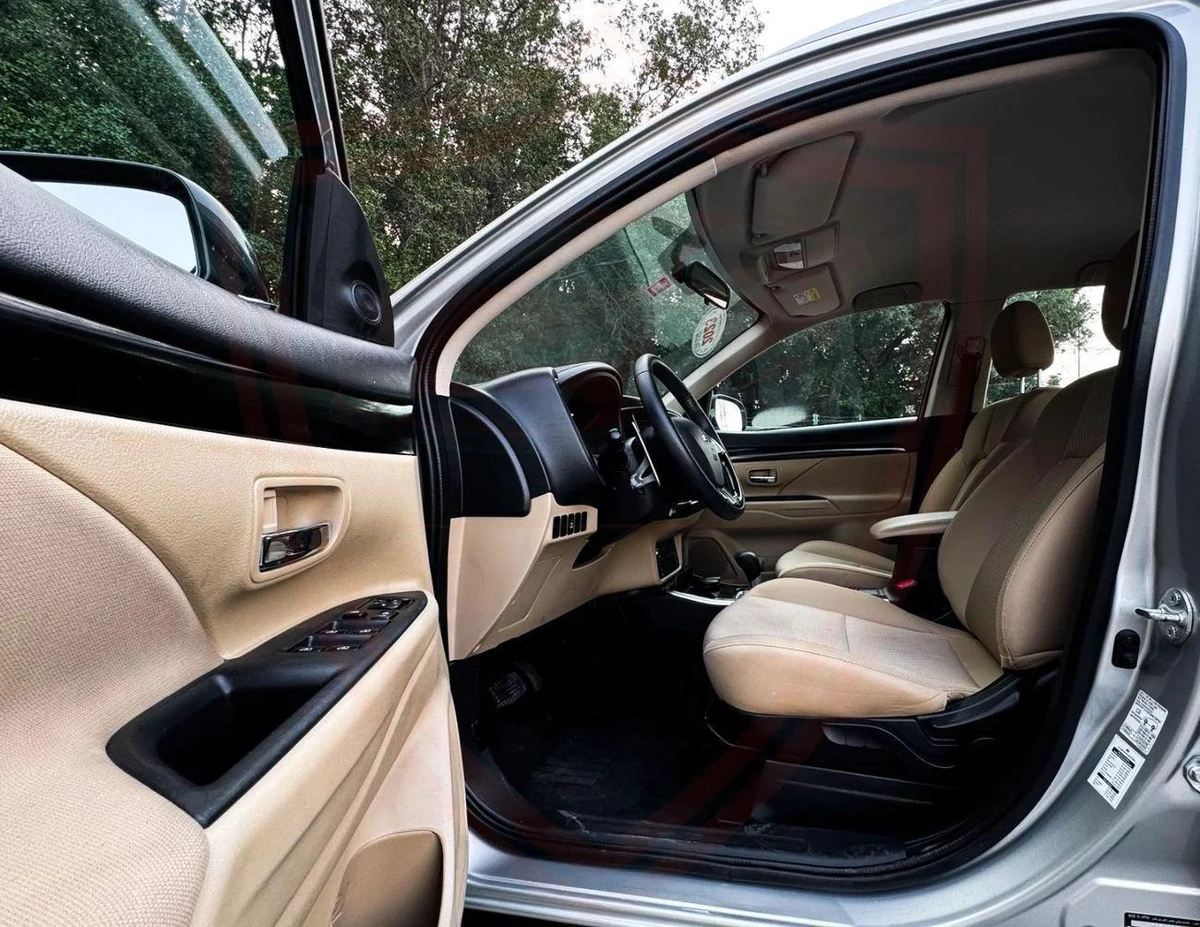 Mitsubishi Outlander GLS FABRIC GLX 3.0L Mitsubishi Outlander | 3.0 L | 2023 | GCC | Accident-Free-16-16