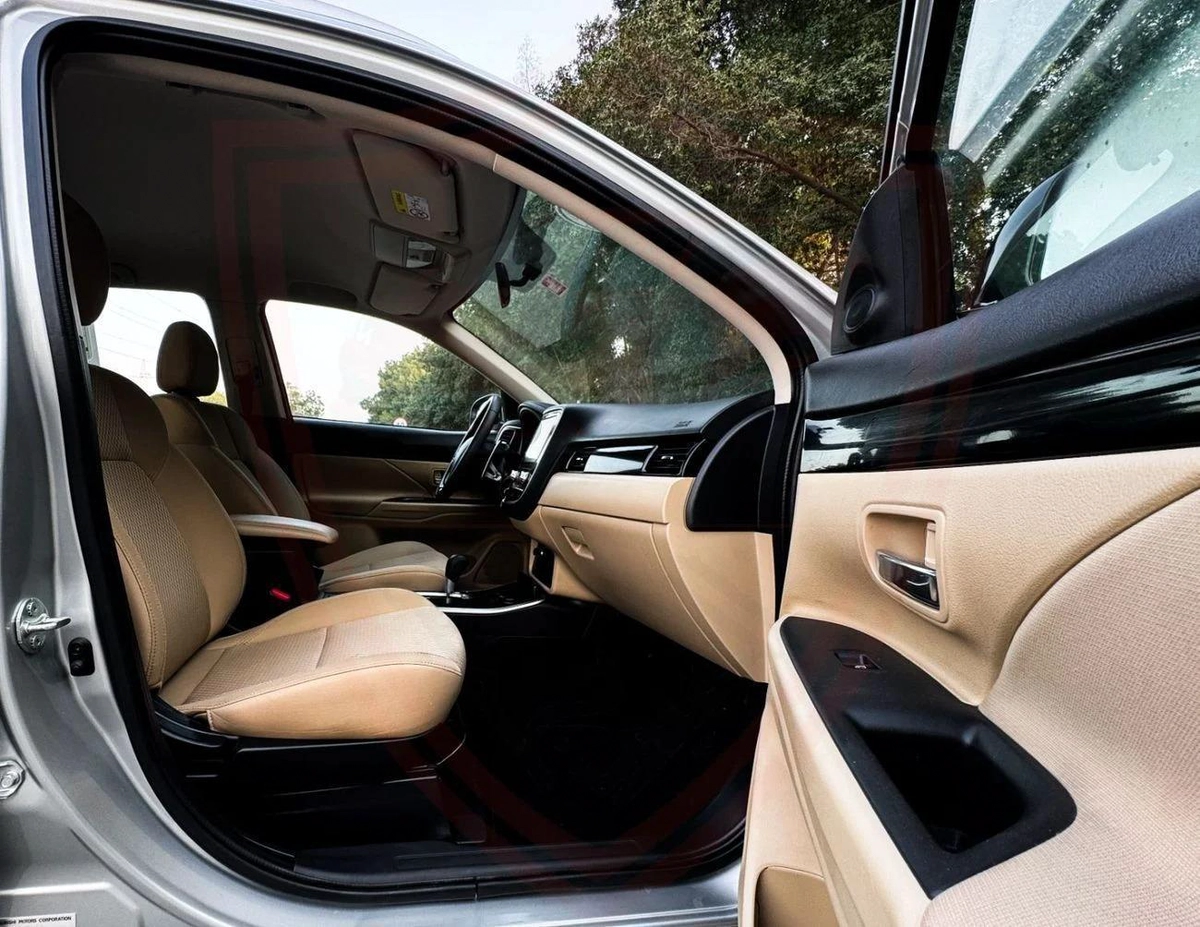Mitsubishi Outlander GLS FABRIC GLX 3.0L Mitsubishi Outlander | 3.0 L | 2023 | GCC | Accident-Free-9-9