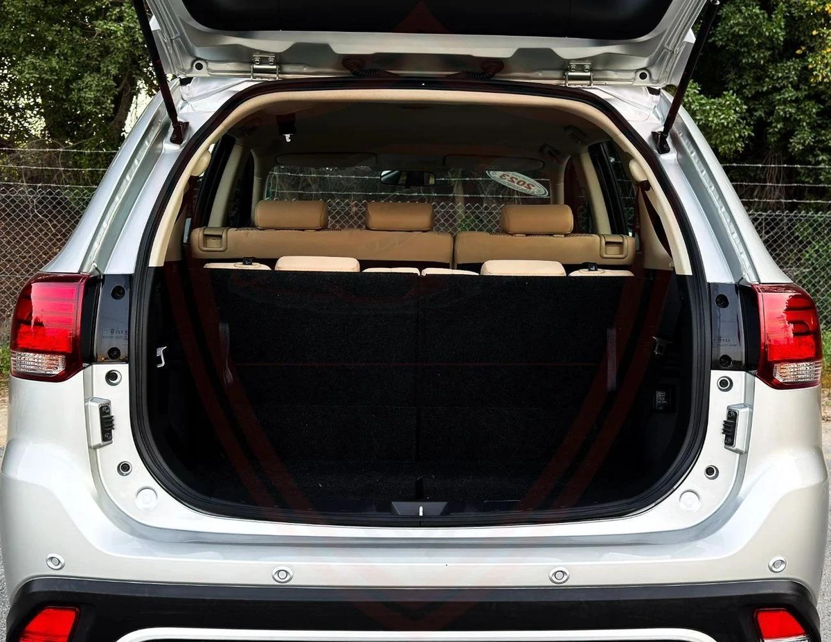Mitsubishi Outlander GLS FABRIC GLX 3.0L Mitsubishi Outlander | 3.0 L | 2023 | GCC | Accident-Free-18-18