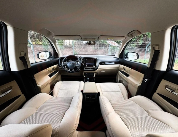 Mitsubishi Outlander GLS FABRIC GLX 3.0L Mitsubishi Outlander | 3.0 L | 2023 | GCC | Accident-Free