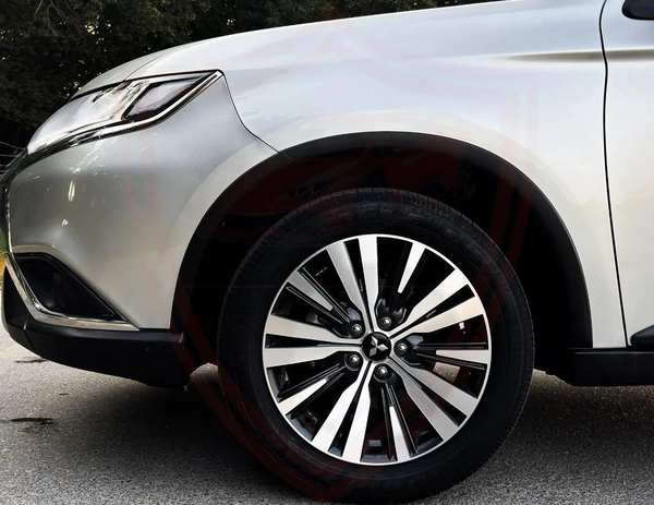 Mitsubishi Outlander GLS FABRIC GLX 3.0L Mitsubishi Outlander | 3.0 L | 2023 | GCC | Accident-Free