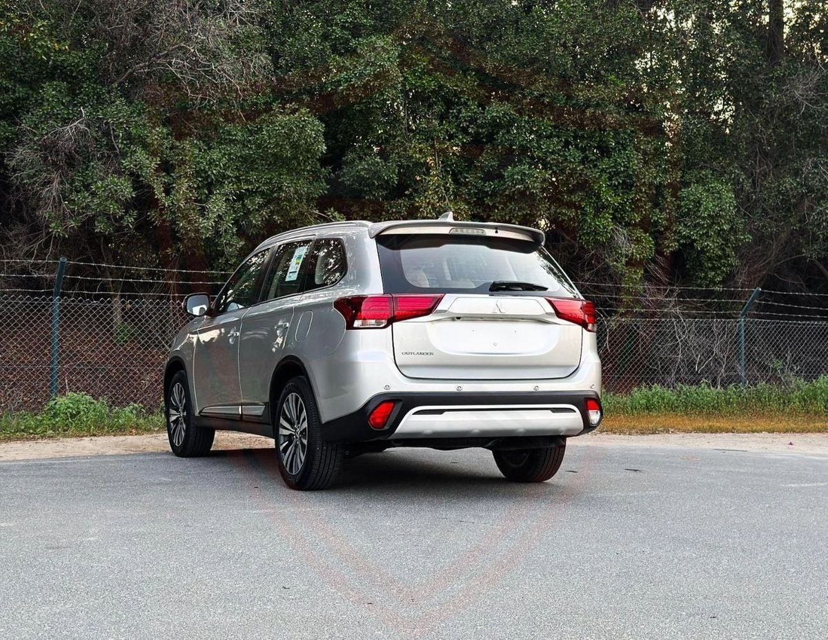Mitsubishi Outlander GLS FABRIC GLX 3.0L Mitsubishi Outlander | 3.0 L | 2023 | GCC | Accident-Free-15-15