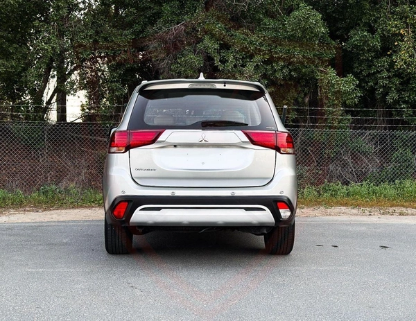 Mitsubishi Outlander GLS FABRIC GLX 3.0L Mitsubishi Outlander | 3.0 L | 2023 | GCC | Accident-Free