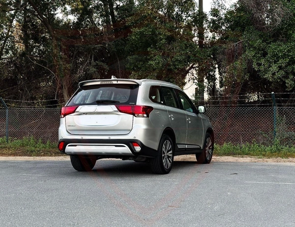 Mitsubishi Outlander GLS FABRIC GLX 3.0L Mitsubishi Outlander | 3.0 L | 2023 | GCC | Accident-Free