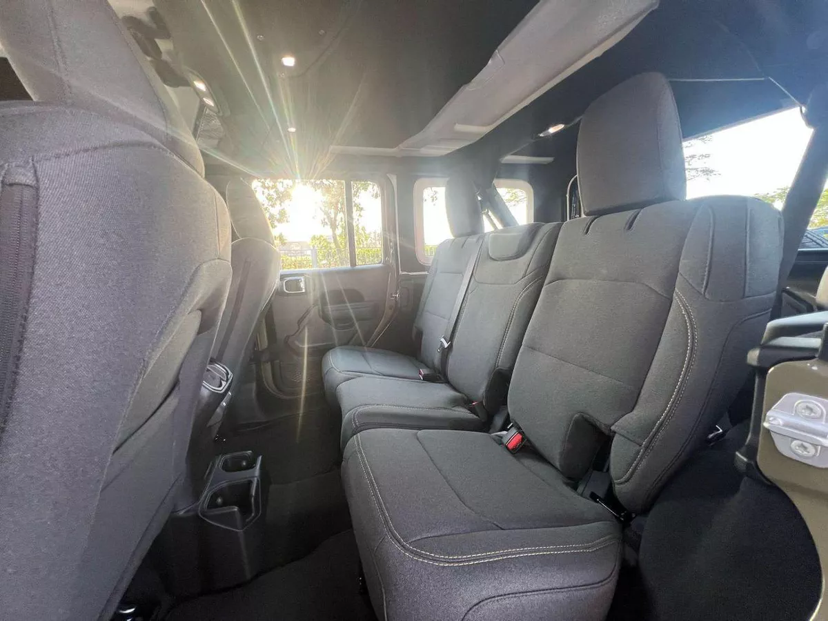 Jeep Wrangler Unlimited SPORT 2.0L A/T-8-0