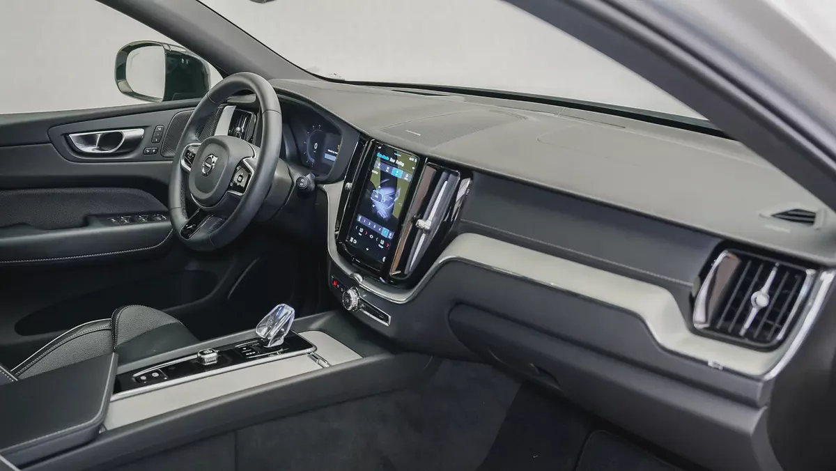 2024  Volvo XC60 B5 Ultimate Dark | GCC Specs | Volvo Active Warranty January 2028-5-5