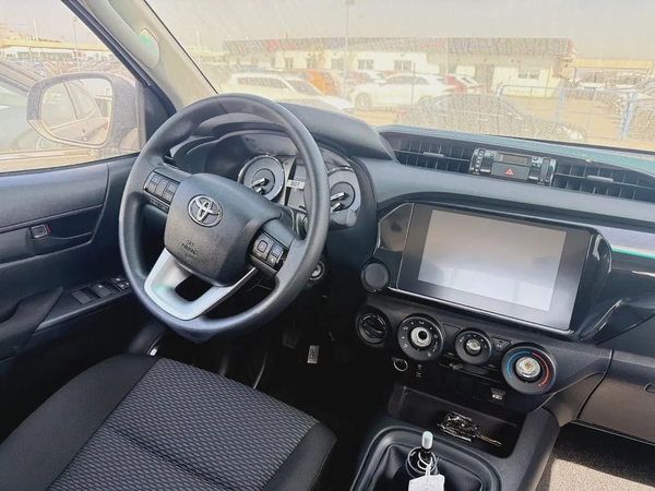 Toyota Hilux SR5 2026 - 2.4 diesel European Specs - Brand New!