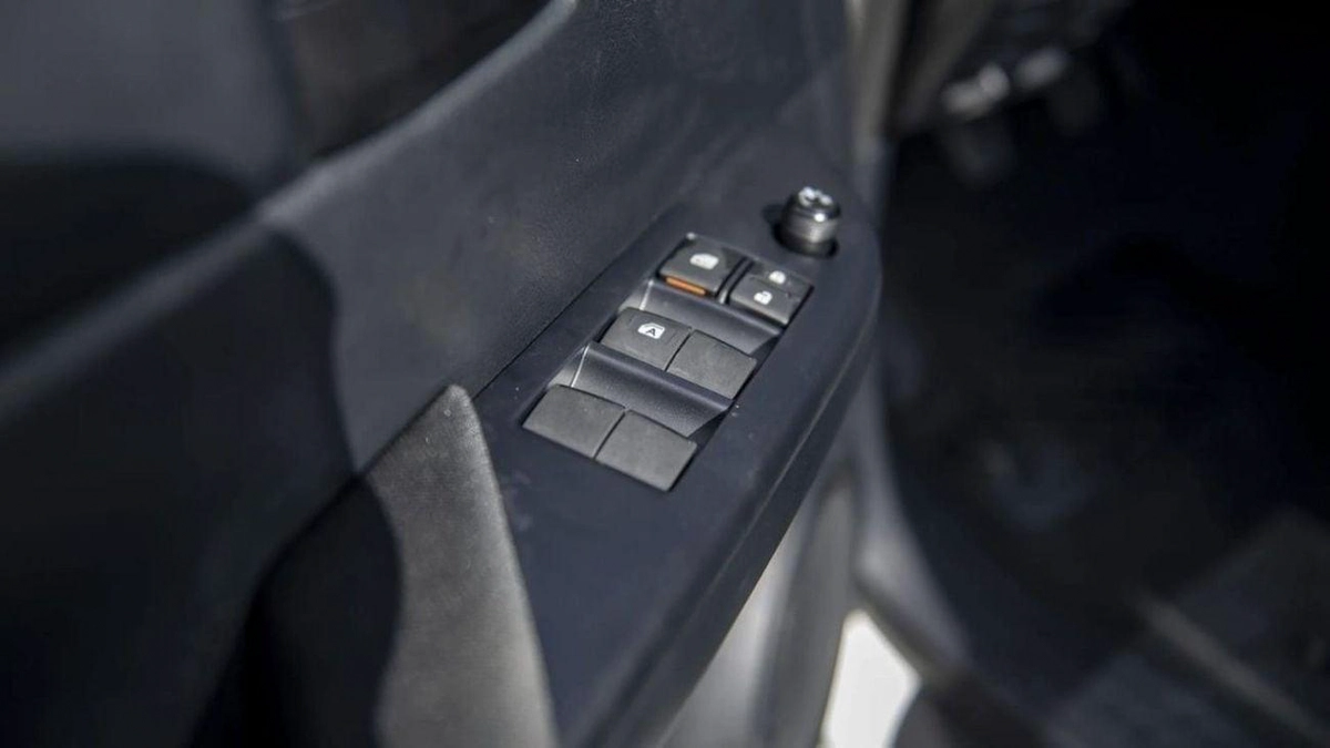 Toyota Hilux GL HILUX 2.4L MED OPTION-11-0