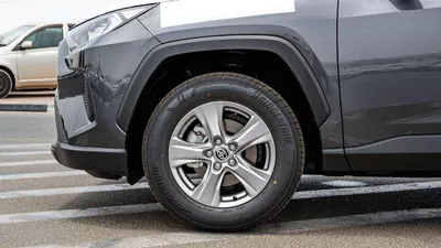 Toyota RAV4 LE 2×4-17