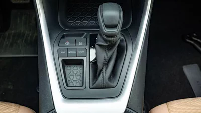 Toyota RAV4 LE 2×4-18