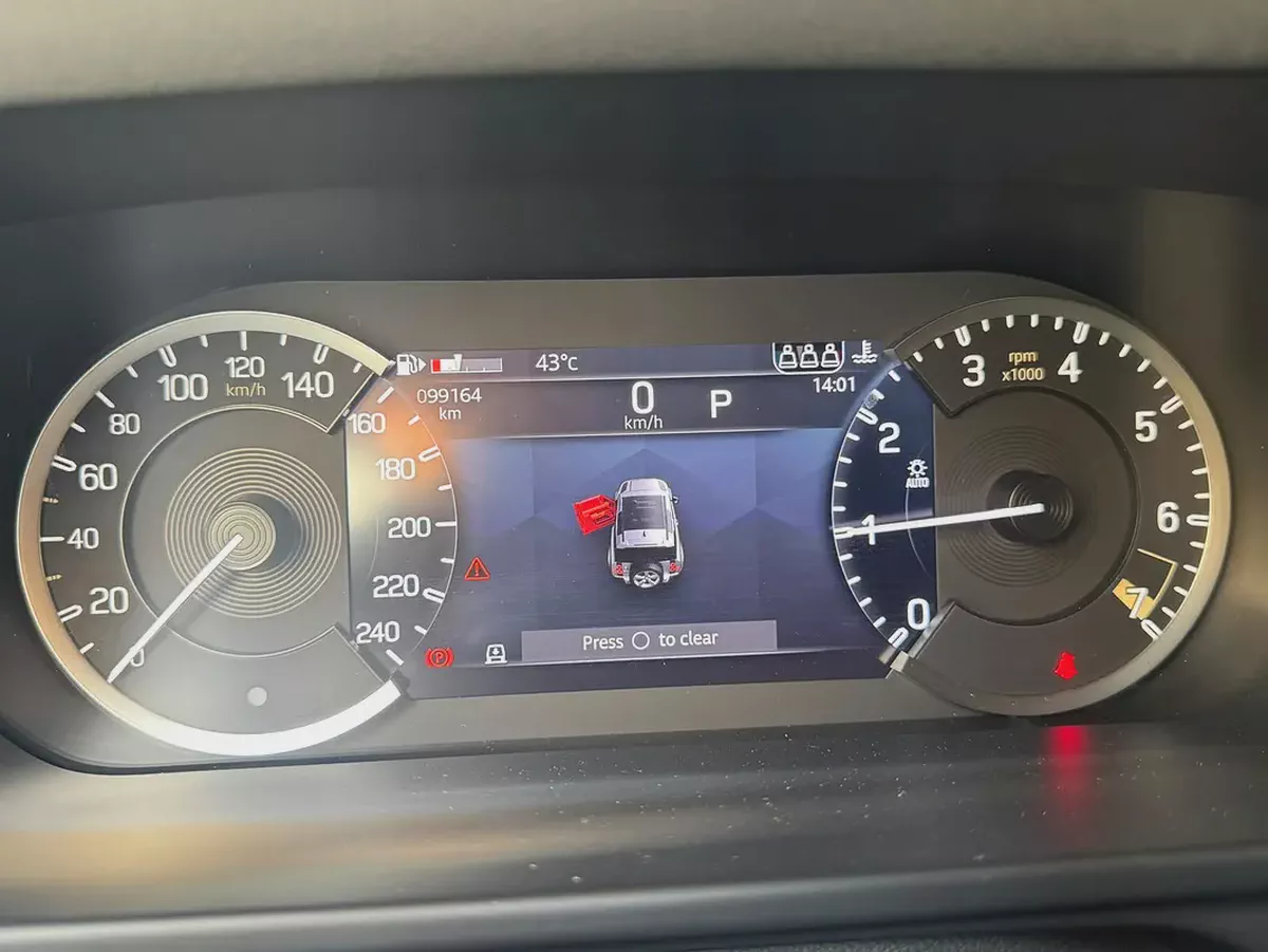Land Rover Defender 2023  | 110 HSE P400 GCC Specs-8-8